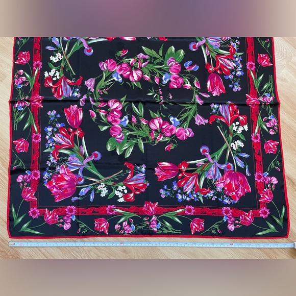 Vintage 100% silk square floral scarf wrap Liz Claiborne black pink red green - Picture 5 of 6